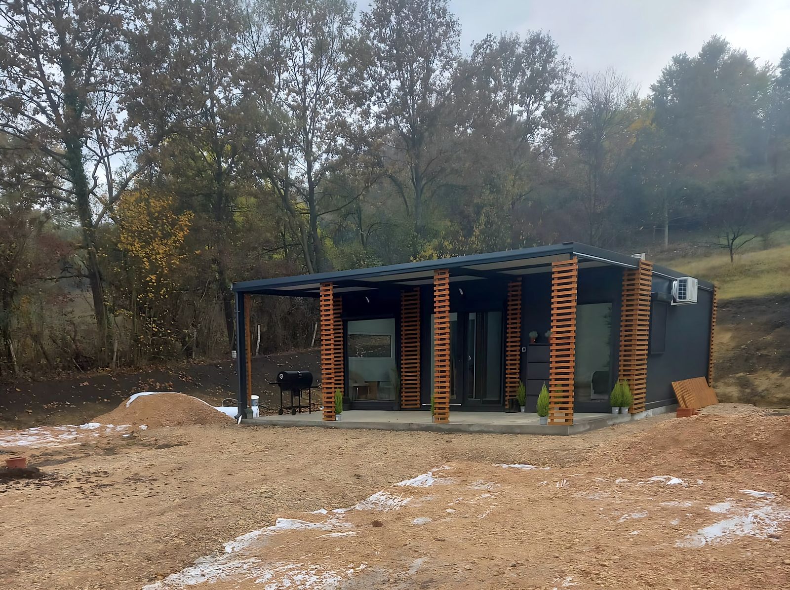 Modern modulház terasszal, őszi vidéki tájban – az Ecohouse, a GVM Haus gyártópartnere mintaháza